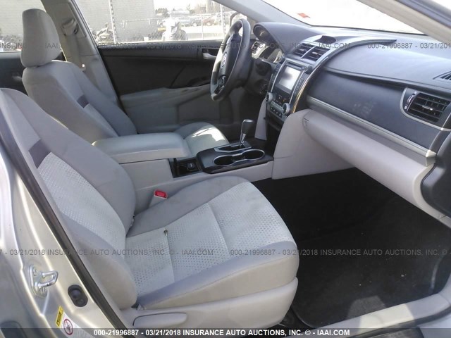 4T4BF1FK8DR318213 - 2013 TOYOTA CAMRY L/SE/LE/XLE SILVER photo 5