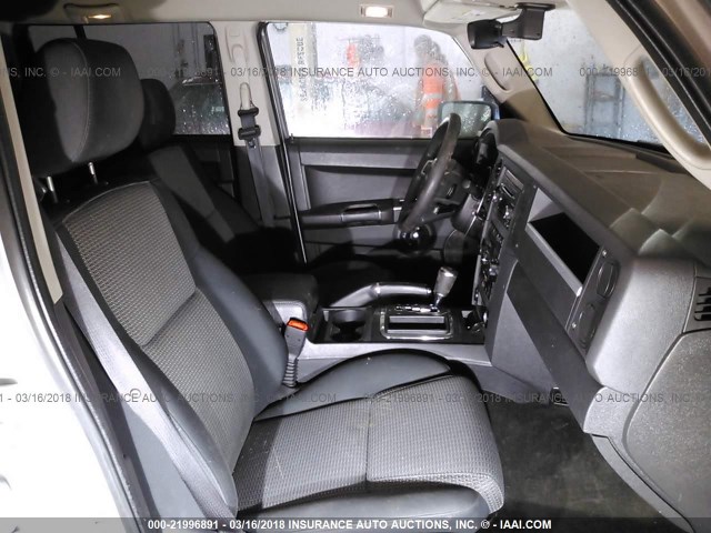 1J4RG4GK1AC137041 - 2010 JEEP COMMANDER SPORT Silber Foto 5