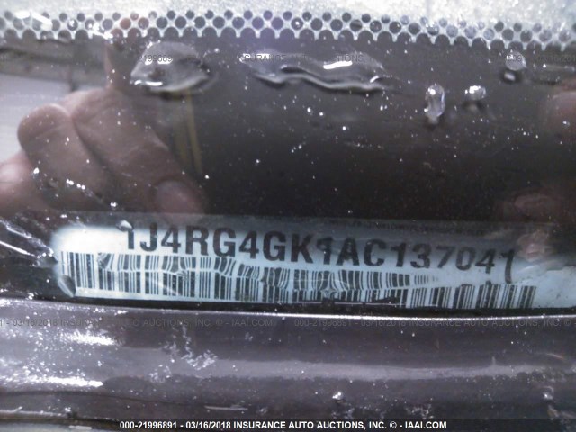 1J4RG4GK1AC137041 - 2010 JEEP COMMANDER SPORT Silber Foto 9