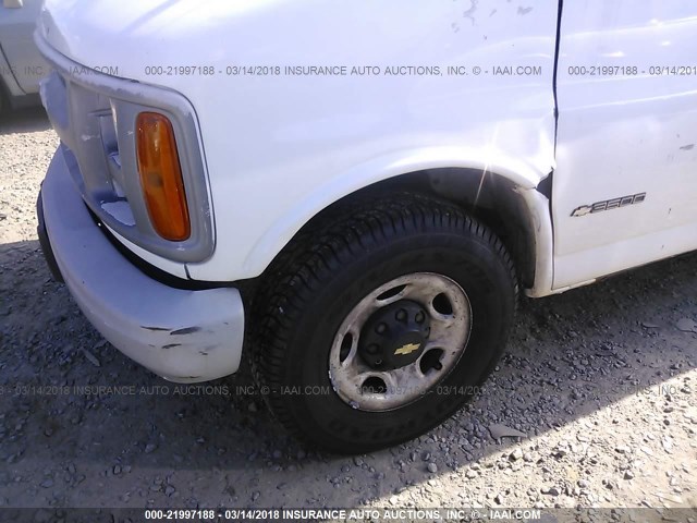 1GCHG35R721201995 - 2002 CHEVROLET EXPRESS G3500  WHITE photo 6