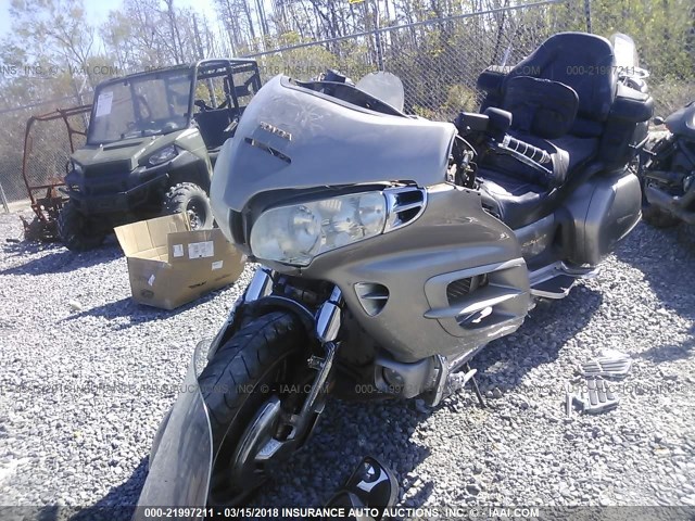 1HFSC47002A106092 - 2002 HONDA GL1800 TAN photo 2