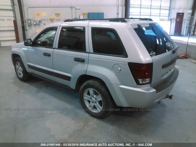 1J4GR48K55C579813 - 2005 JEEP GRAND CHEROKEE LAREDO/COLUMBIA/FREEDOM SILVER photo 3