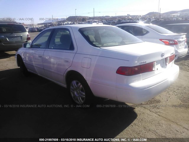 JT2BG22K710569162 - 2001 TOYOTA CAMRY CE/LE/XLE WHITE photo 3