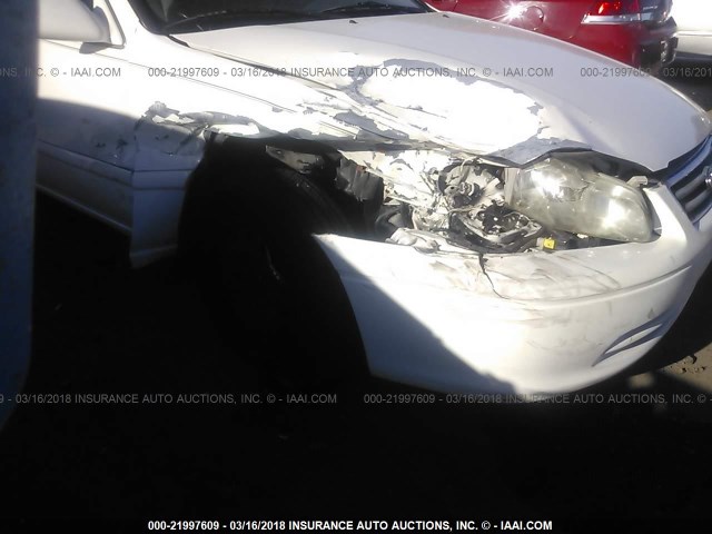 JT2BG22K710569162 - 2001 TOYOTA CAMRY CE/LE/XLE WHITE photo 6