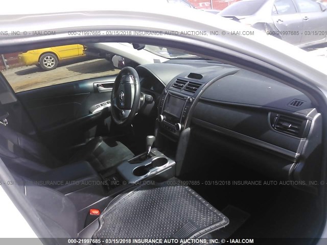 4T1BF1FK6EU803736 - 2014 TOYOTA CAMRY L/SE/LE/XLE თეთრი ფოტო 5