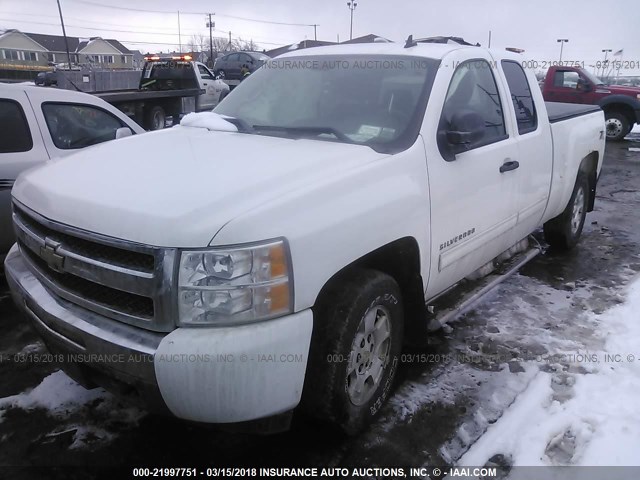 1GCSKSE34AZ293514 - 2010 CHEVROLET SILVERADO K1500 LT WHITE photo 2