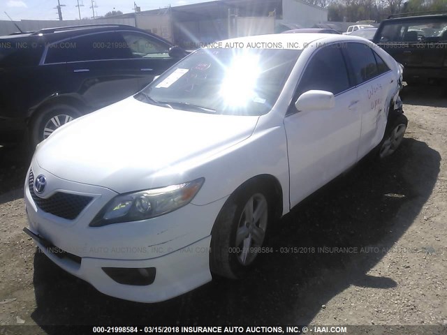 4T1BF3EK8BU746013 - 2011 TOYOTA CAMRY SE/LE/XLE WHITE photo 2