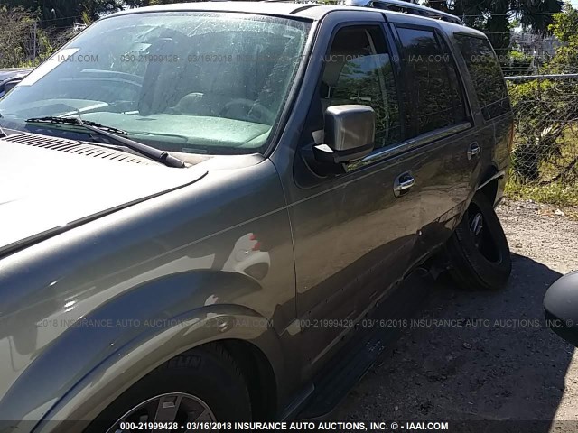 5LMFU27R44LJ26244 - 2004 LINCOLN NAVIGATOR GRAY photo 6