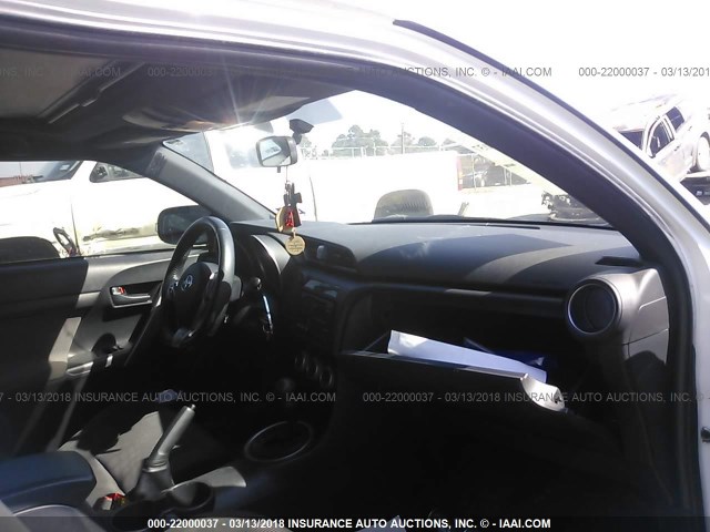 JTKJF5C71C3042715 - 2012 TOYOTA SCION TC 白色 照片 5