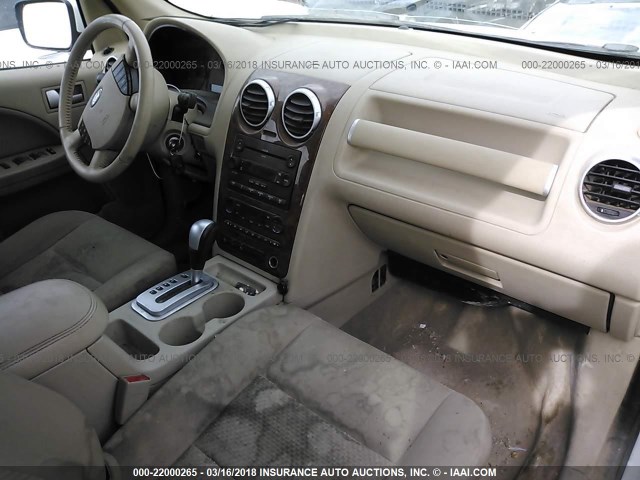 1FMDK05107GA03989 - 2007 FORD FREESTYLE SEL WHITE photo 5