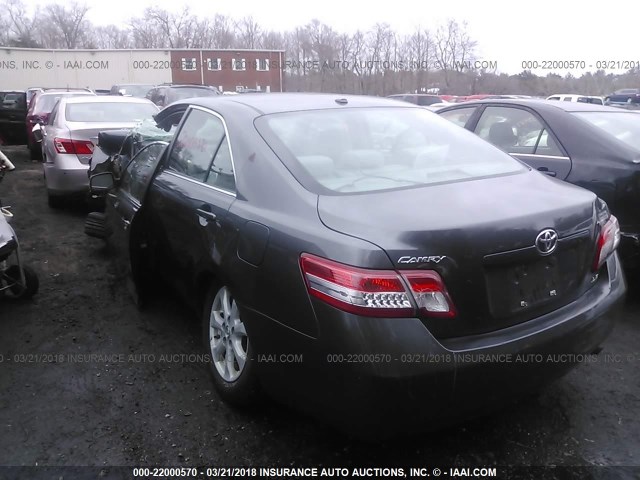 4T4BF3EK0AR078051 - 2010 TOYOTA CAMRY SE/LE/XLE GRAY photo 3