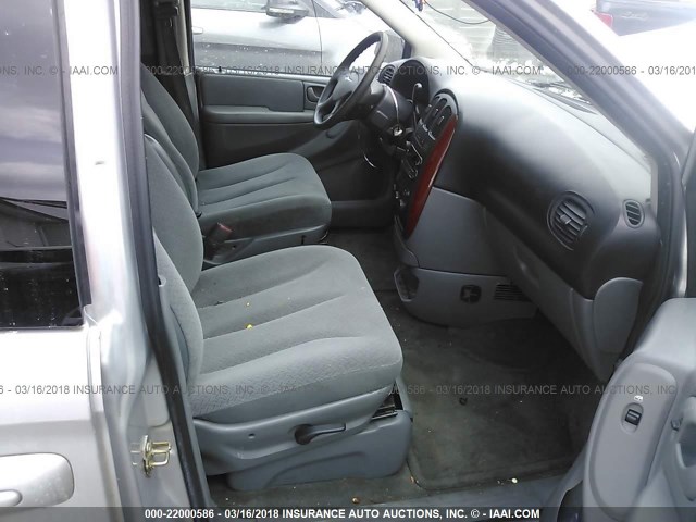 1A4GP45R86B692976 - 2006 CHRYSLER TOWN & COUNTRY  SILVER photo 5