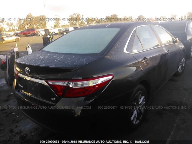 4T1BF1FK5HU368129 - 2017 TOYOTA CAMRY LE/XLE/SE/XSE BLACK photo 4