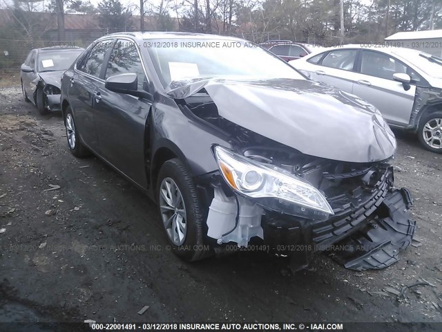 4T1BF1FK4HU786956 - 2017 TOYOTA CAMRY LE/XLE/SE/XSE GRAY photo 1