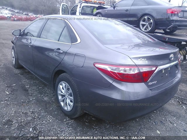 4T1BF1FK4HU786956 - 2017 TOYOTA CAMRY LE/XLE/SE/XSE GRAY photo 3
