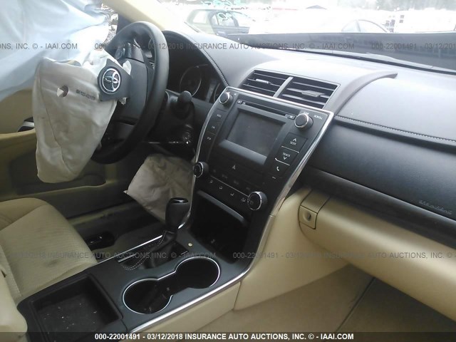 4T1BF1FK4HU786956 - 2017 TOYOTA CAMRY LE/XLE/SE/XSE GRAY photo 5