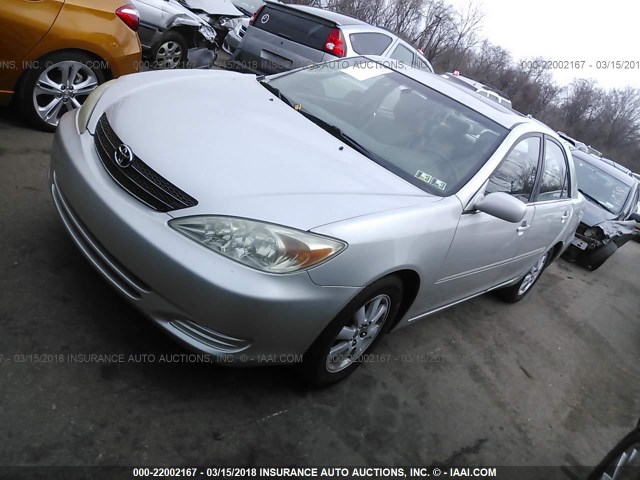 4T1BF30K12U032473 - 2002 TOYOTA CAMRY LE/XLE/SE GRAY photo 2