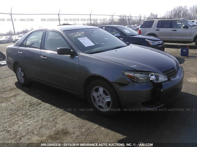 4T1BE32K52U513813 - 2002 TOYOTA CAMRY LE/XLE/SE ნაცრისფერი ფოტო 1