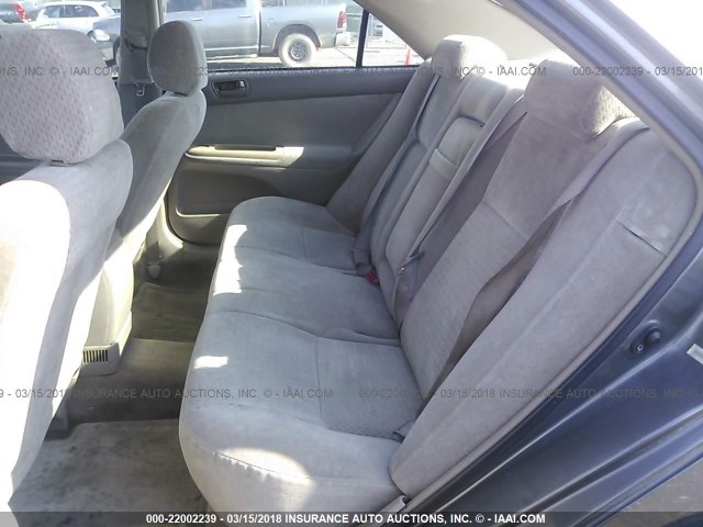 4T1BE32K52U513813 - 2002 TOYOTA CAMRY LE/XLE/SE ნაცრისფერი ფოტო 8