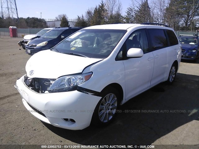 5TDJK3DCXFS113612 - 2015 TOYOTA SIENNA LE WHITE photo 2