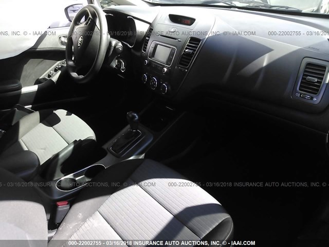 KNAFX4A69G5544832 - 2016 KIA FORTE LX GRAY photo 5