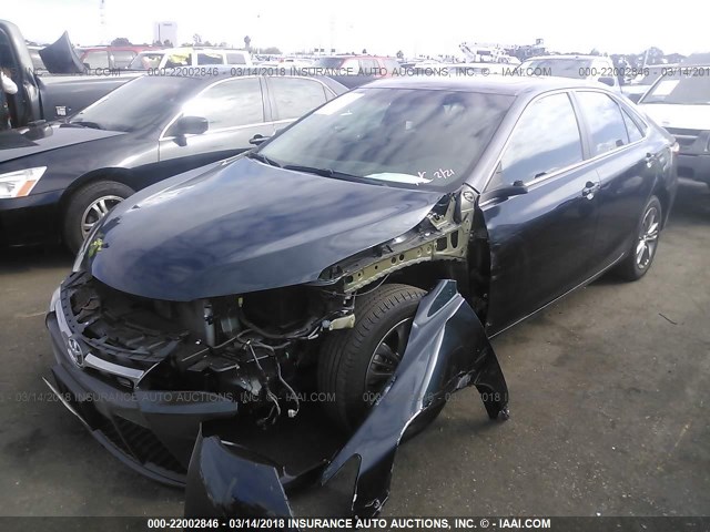 4T1BF1FK4GU231813 - 2016 TOYOTA CAMRY LE/XLE/SE/XSE Gris photo 2