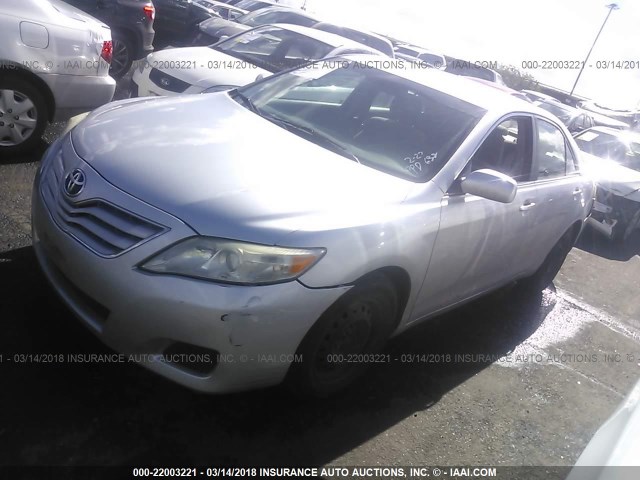 4T4BF3EK0BR177230 - 2011 TOYOTA CAMRY SE/LE/XLE SILVER photo 2