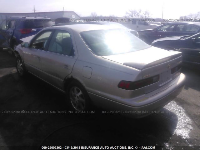 4T1BF22K3XU080216 - 1999 TOYOTA CAMRY LE/XLE GOLD photo 3