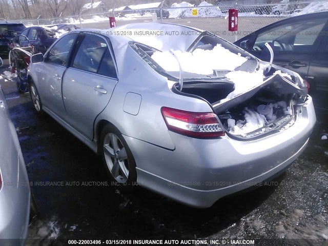 4T1BF3EK9BU230565 - 2011 TOYOTA CAMRY SE/LE/XLE SILVER photo 3