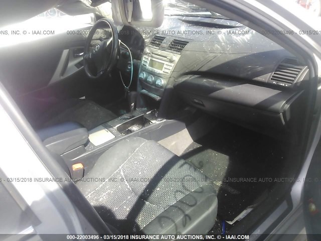 4T1BF3EK9BU230565 - 2011 TOYOTA CAMRY SE/LE/XLE SILVER photo 5