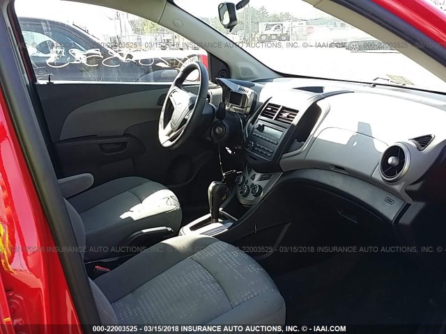 1G1JA5SH9F4178226 - 2015 CHEVROLET SONIC LS RED photo 5
