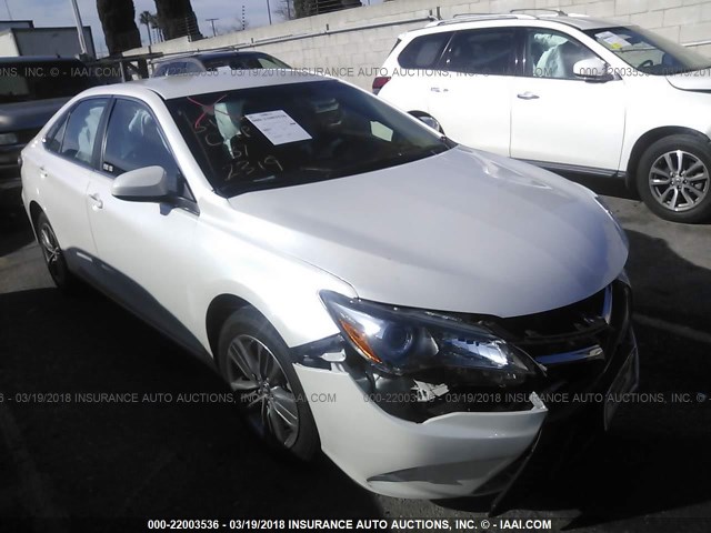 4T1BF1FK8HU442319 - 2017 TOYOTA CAMRY LE/XLE/SE/XSE WHITE photo 1