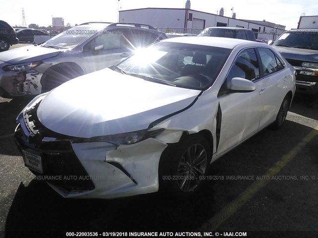 4T1BF1FK8HU442319 - 2017 TOYOTA CAMRY LE/XLE/SE/XSE WHITE photo 2