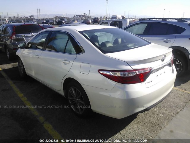 4T1BF1FK8HU442319 - 2017 TOYOTA CAMRY LE/XLE/SE/XSE WHITE photo 3