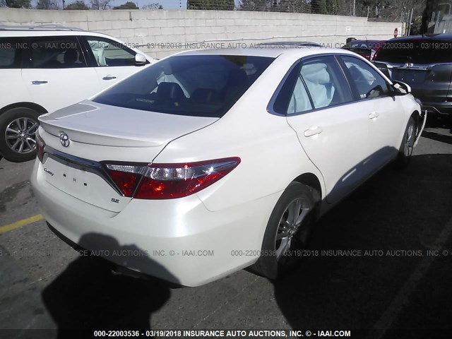 4T1BF1FK8HU442319 - 2017 TOYOTA CAMRY LE/XLE/SE/XSE WHITE photo 4