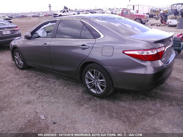 4T1BF1FK7GU211961 - 2016 TOYOTA CAMRY LE/XLE/SE/XSE GRAY photo 3