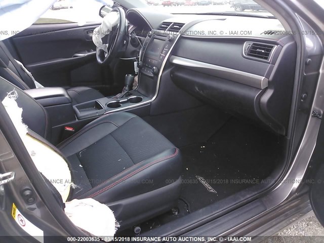 4T1BF1FK7GU211961 - 2016 TOYOTA CAMRY LE/XLE/SE/XSE GRAY photo 5