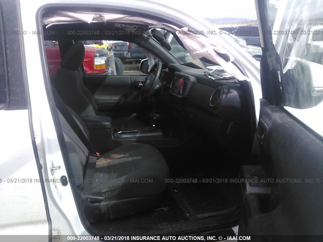 3TMCZ5AN6HM093318 - 2017 TOYOTA TACOMA DBL CAB/SR/TRDSPT/OR/PRO თეთრი ფოტო 5