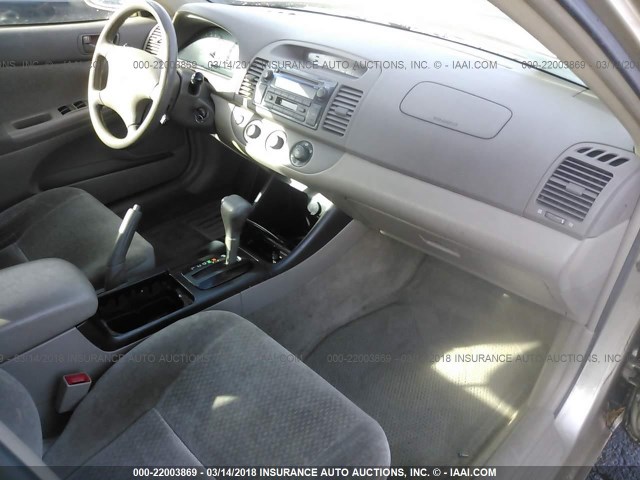 JTDBE32K830177572 - 2003 TOYOTA CAMRY LE/XLE Ոսկեգույն լուսանկար 5