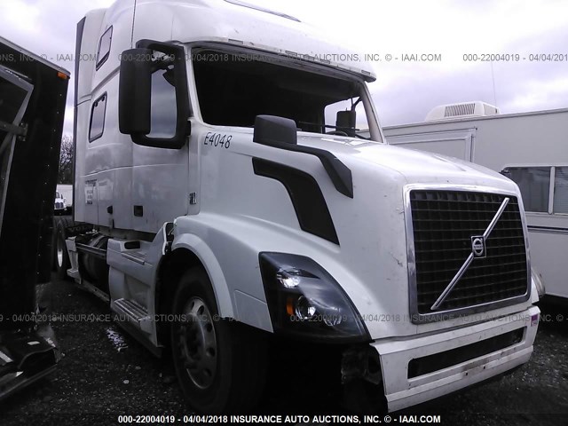 4V4NC9EH3GN939418 - 2016 VOLVO VN L WHITE photo 1