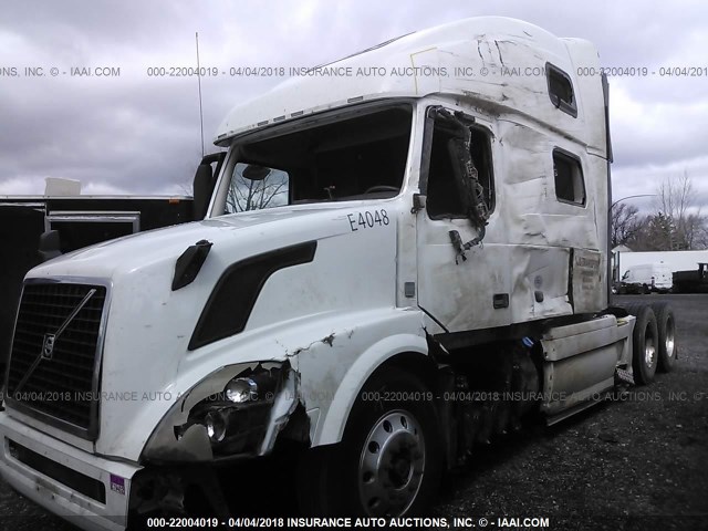 4V4NC9EH3GN939418 - 2016 VOLVO VN L WHITE photo 2