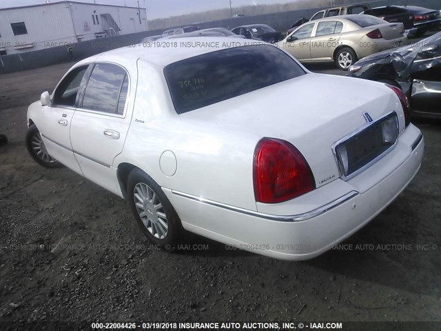 1LNHM81W75Y635584 - 2005 LINCOLN TOWN CAR SIGNATURE WHITE photo 3