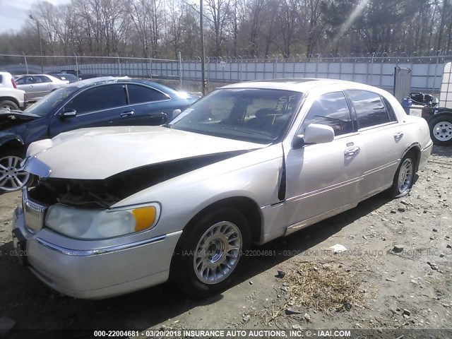 1LNHM83W7XY689614 - 1999 LINCOLN TOWN CAR CARTIER BEIGE photo 2