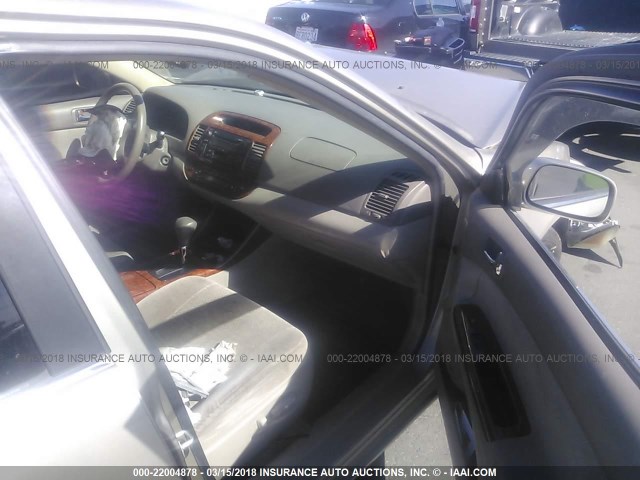 JTDBE32K740264235 - 2004 TOYOTA CAMRY LE/XLE BEIGE photo 5