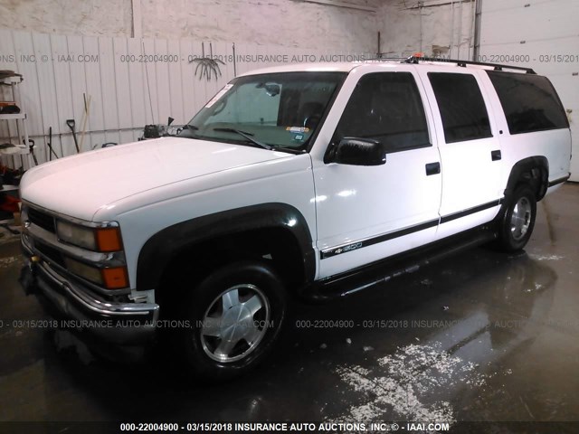 1GNFK16R7WJ316831 - 1998 CHEVROLET SUBURBAN K1500 WHITE photo 2