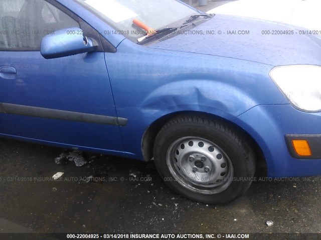 KNADE123566152262 - 2006 KIA RIO BLUE photo 6