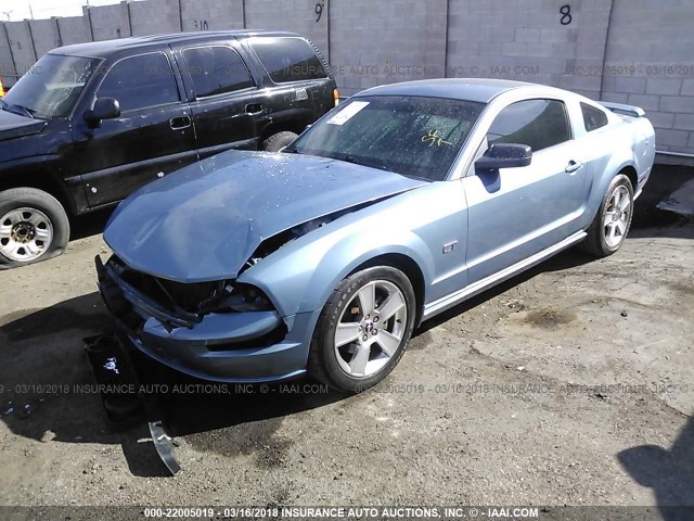 1ZVFT82H965133884 - 2006 FORD MUSTANG GT BLUE photo 2