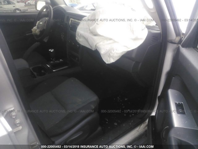 1J8HG48K38C194876 - 2008 JEEP COMMANDER SPORT Արծաթագույն լուսանկար 5
