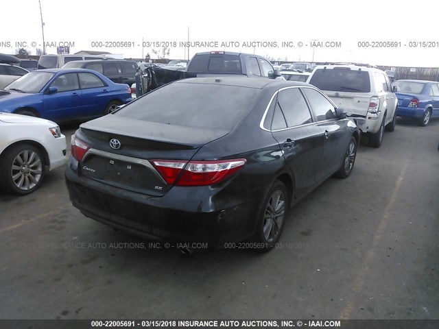 4T1BF1FK4HU377114 - 2017 TOYOTA CAMRY LE/XLE/SE/XSE BLACK photo 4