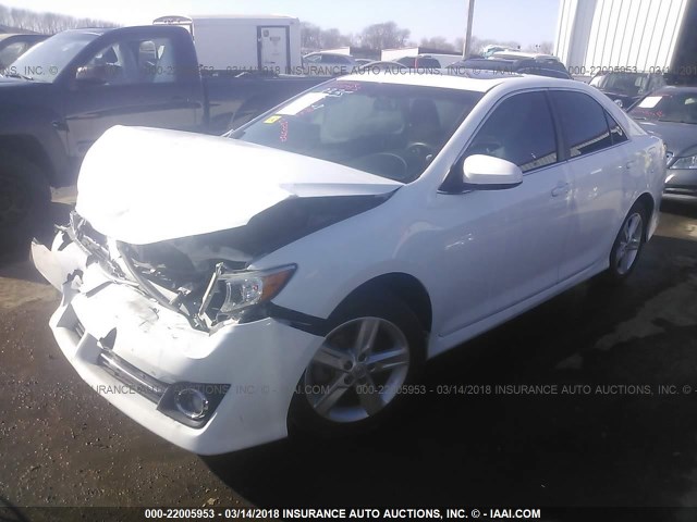4T1BF1FK1EU452251 - 2014 TOYOTA CAMRY L/SE/LE/XLE თეთრი ფოტო 2
